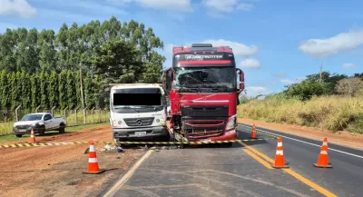 Imagem da notícia Motorista morre e passageiro fica ferido após batida entre caminhões na MS-306, em Cassilândia